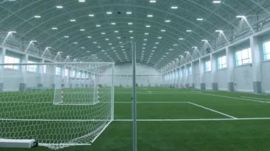 Futbol sahasında ağ ve beyaz çizgili kapılar.