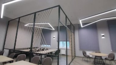 Boş masalar ve konferans salonu ile şık bir iş birliği