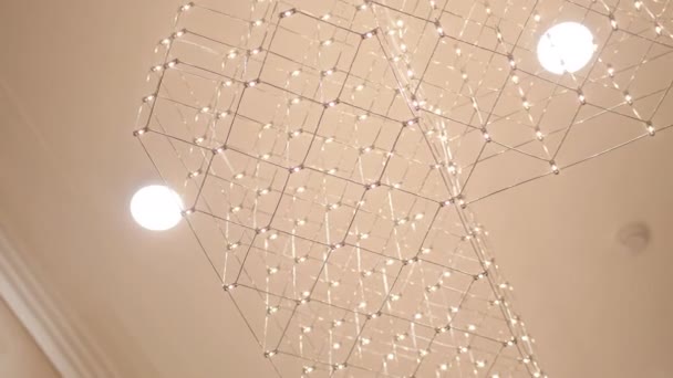 Елегантна сітка блиск зі світяться лампами висить на стелі — стокове відео
