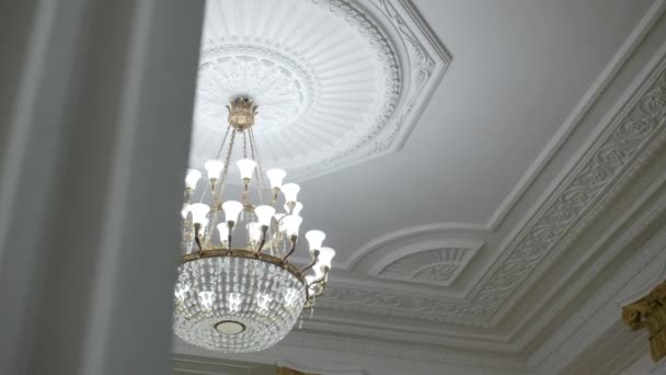 Ročník lustr s lampami a krystaly na bílém stropě — Stock video