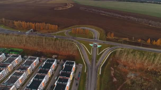 Zeitgenössische Straßenkreuzung und Wohnblock in Feldnähe — Stockvideo