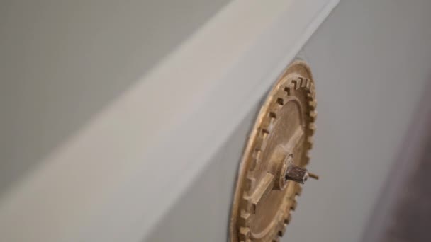 Altes Messingdetail an der Wand im Raum Reparatur und Rekonstruktion — Stockvideo