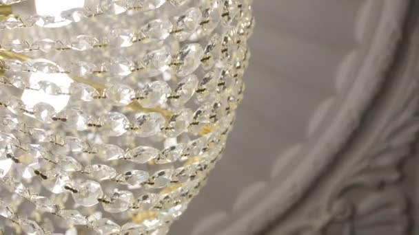 Antyczny żyrandol ze świecącymi lampami i błyszczącymi kryształami — Wideo stockowe
