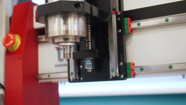Metalowa głowica automatycznej obrabiarki w warsztacie zakładu — Wideo stockowe