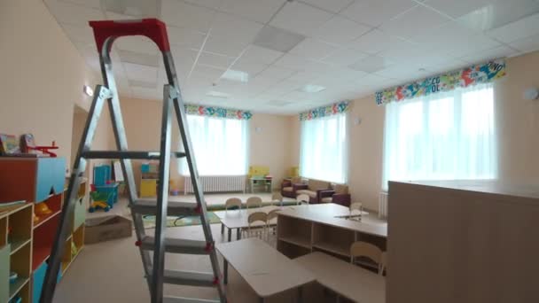 Відновлена ігрова кімната для маленьких дітей у дитячому садку. — стокове відео