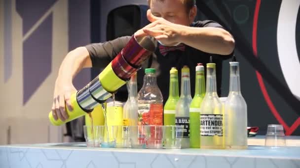 Il barista versa bevande alcoliche colorate al bancone del bar — Video Stock