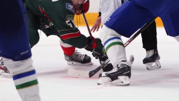 Männer in Uniform kämpfen beim Eishockeyspiel um den Puck — Stockvideo