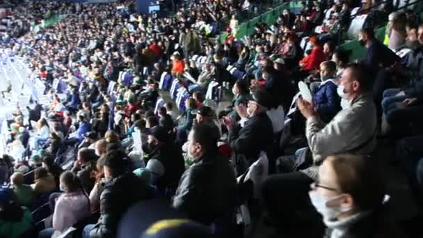 Menigte van hockey fans met maskers horloges interessant spel — Stockvideo