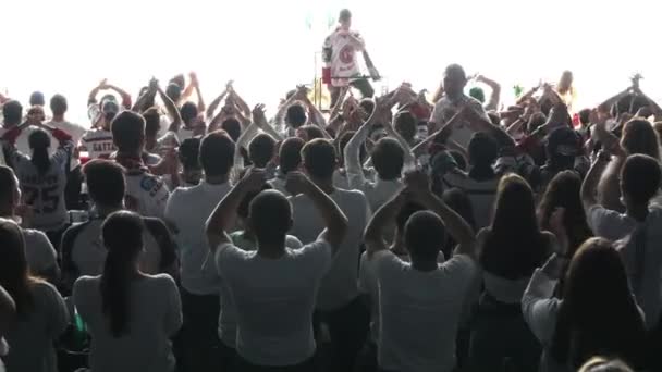 活跃的曲棍球迷与领队握手支持球队 — 图库视频影像