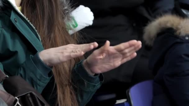 Mulher feliz dança em lugares espectador no jogo de hóquei — Vídeo de Stock