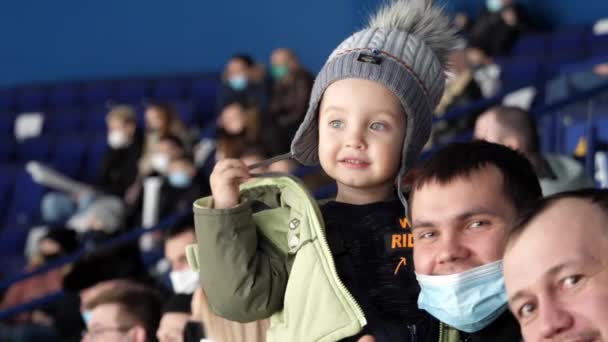 Счастливый молодой отец с маленьким сыном любит хоккей — стоковое видео