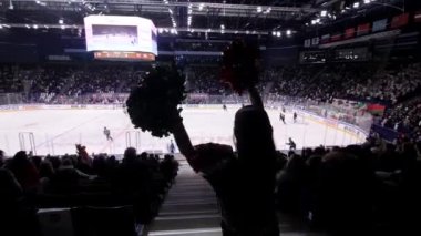 Maçta ponponları sallayan ponpon kız silueti