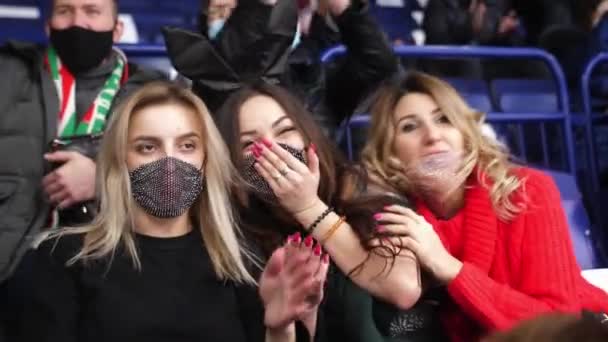 Радостные женщины в гламурных масках шокированы хоккейной игрой — стоковое видео