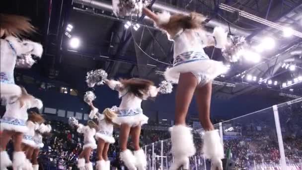 Cheerleaderki w garniturach panny śnieżnej tańczą z pomponami. — Wideo stockowe