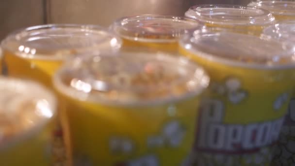 Cangkir kuning dengan popcorn lezat dipajang di kafe — Stok Video