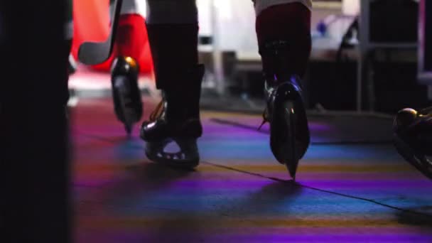 Παίκτες χόκεϊ σε οπαδούς παγοδρόμιο παίζουν ντραμς μαζορέτες χορό — Αρχείο Βίντεο