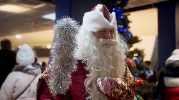Père Noël avec barbe divertit les visiteurs du centre commercial — Video