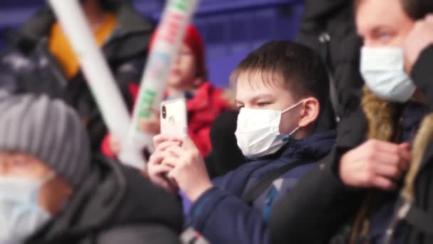 Niño con máscara protectora disparos partido de hockey en el estadio — Vídeos de Stock