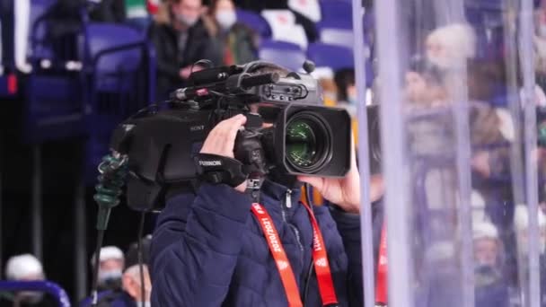 Hombre con grandes tomas de cámara partido de hockey en el estadio — Vídeo de stock