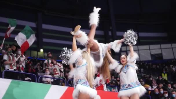 Cheerleaders laget visar akrobatiskt trick på hockeymatch — Stockvideo