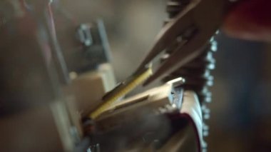 Bilimsel laboratuvarda bozuk mikroçip değiştiriliyor