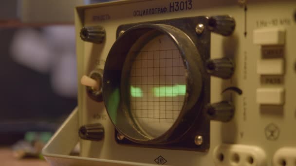 Старый осциллограф с экраном, проверяющий электрический ток — стоковое видео
