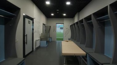 Futbol sahasında soyunma odasından girişe hareket