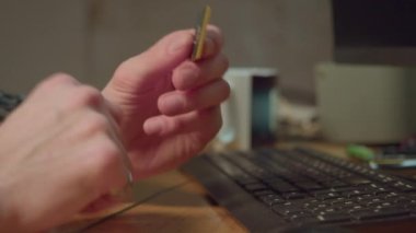 Adam bilgisayar mikroçipini kontrol ediyor ve daktiloya geri dönüyor.