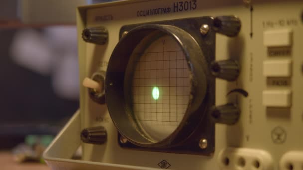 Punto de luz verde se mueve a través de la pantalla oscilógrafo vintage — Vídeos de Stock