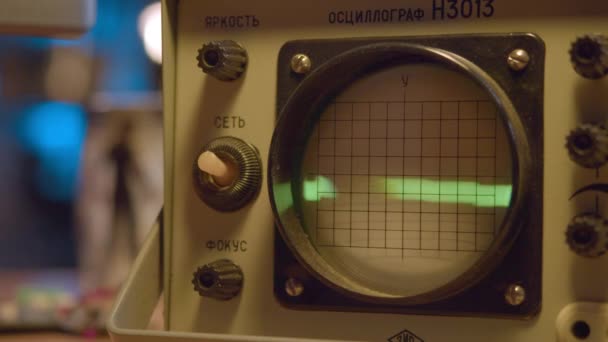 Línea punteada en pantalla redonda de oscilógrafo en laboratorio — Vídeos de Stock
