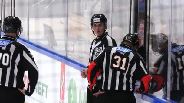 Hockey-Schiedsrichter-Team bereitet sich auf Spiel in Eisarena vor — Stockvideo