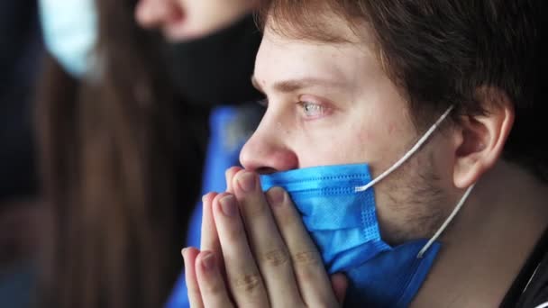 Nerwowy człowiek z maską klaszcze w dłonie wspierając drużynę hokejową — Wideo stockowe