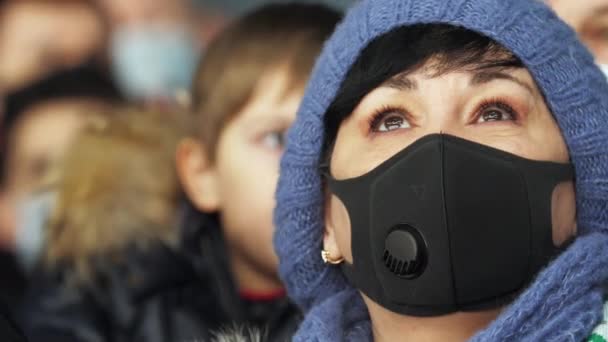 Matura femeie cu aparat respirator ceasuri echipa de hochei juca — Videoclip de stoc