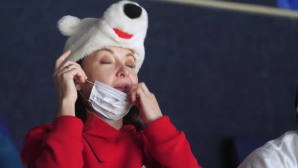 Mujer emocional con sombrero de oso apoya a los jugadores del equipo de hockey — Vídeo de stock