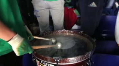 Eldivenli adam favori hokey takımını destekliyor.