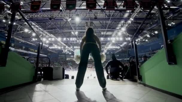 Девушка в комбинезоне и веселые зрители в хоккее — стоковое видео