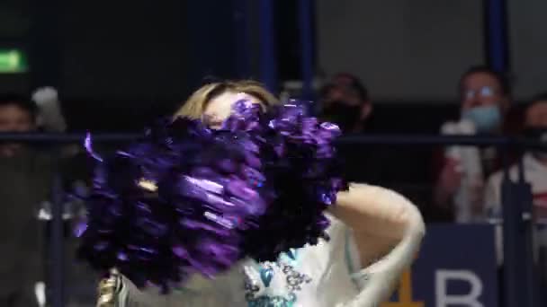 Csinos pomponlány orvosi maszk táncol a hoki játék — Stock videók