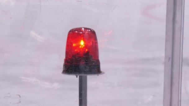 Luz parpadeante roja brilla en poste de metal en arena de hielo — Vídeo de stock