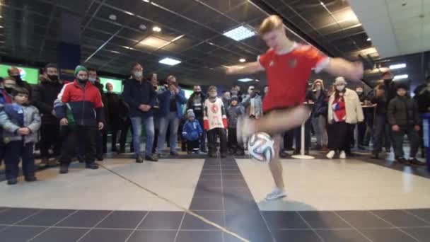 Sportsman mostra trucchi con palla sport fan con pollice in giù — Video Stock