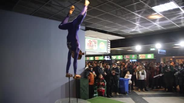 Гимнастка-подросток выступает женщина покупает попкорн в холле — стоковое видео