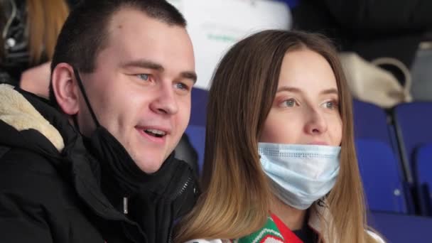 Abanico de deportes emocionales con novia apoya equipo de hockey — Vídeos de Stock