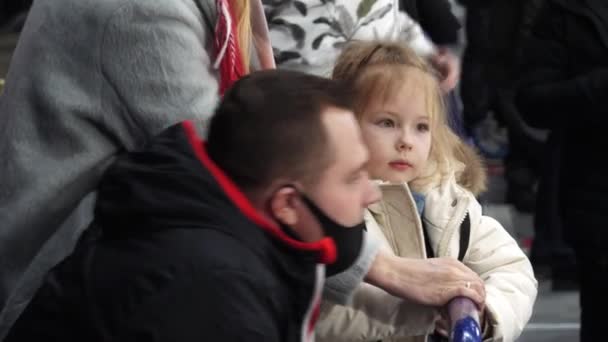 Οικογένεια με μικρή κόρη παρακολουθεί χόκεϊ παιχνίδι στο γήπεδο — Αρχείο Βίντεο