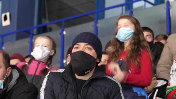 Małe dziewczynki w ciepłych garniturach z maskami tańczą w hokeju — Wideo stockowe