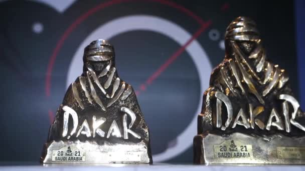 Estatueta de latão brilhante para vencedores de rali Dakar em exposição — Vídeo de Stock