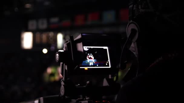 Caméraman professionnel films hockey croustillant pop-corn dans la boutique — Video