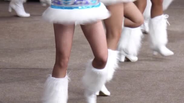 Seductive cheerleaders in high fluffy boots dance at hockey — Stock Video