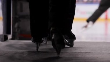 Hokey oyuncuları buz pistinde oynamak için paten kayarlar.