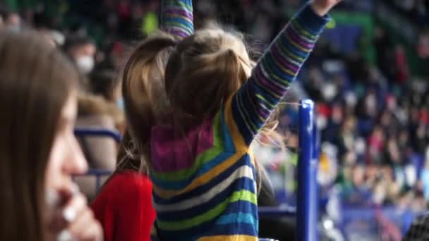 Fröhliches Mädchen mit Pferdeschwanz springt und unterstützt Hockey-Team — Stockvideo
