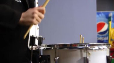 Müzik grubu katılımcısı stadyumdaki hokey maçında davul çalıyor