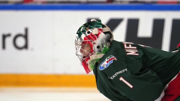 Soustředěný hokejista s helmou stojí na kluzišti — Stock video